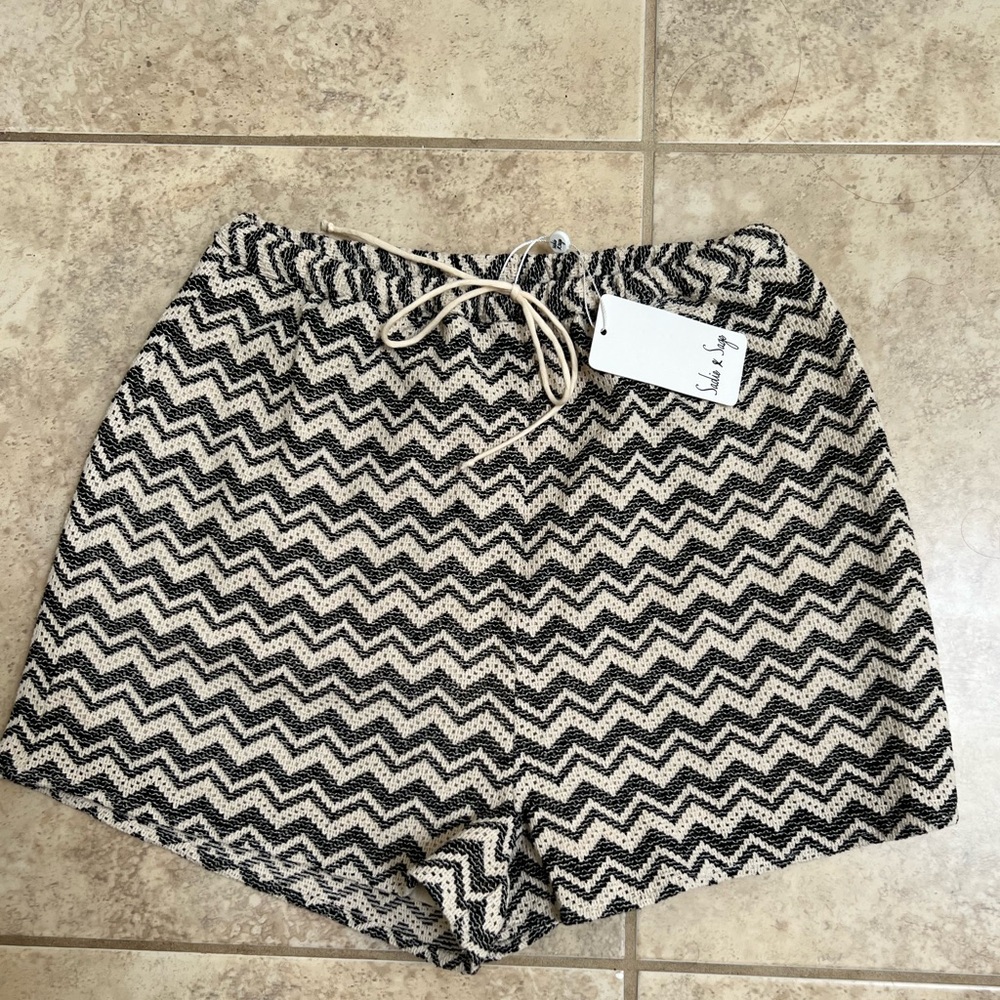 NWT Sadie and Sage Shorts chevron style size small